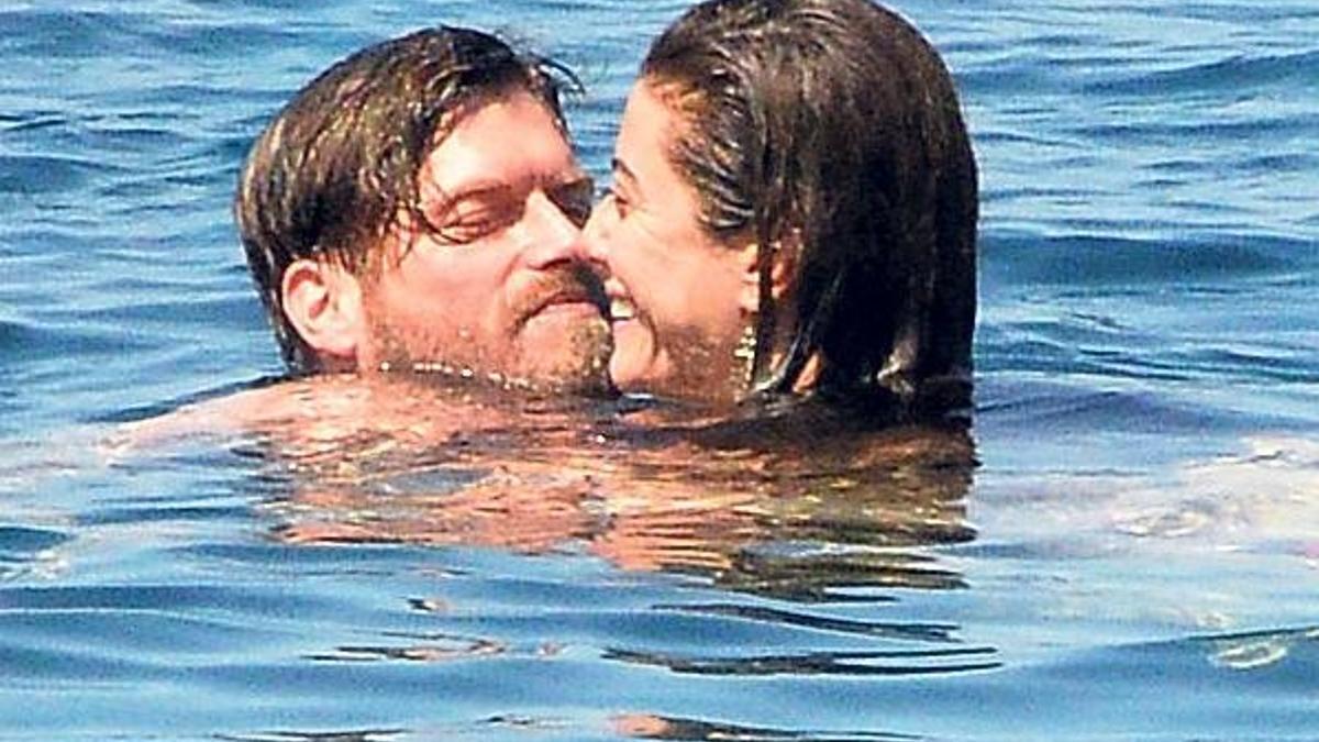 Kıvanç Tatlıtuğ-Başak Dizer çifti tatil sezonunu erken açtı