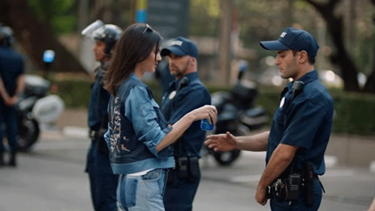 Kendall Jenner ABD'yi karıştı!