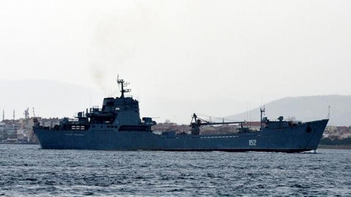 Rus donanması Çanakkale'den geçti