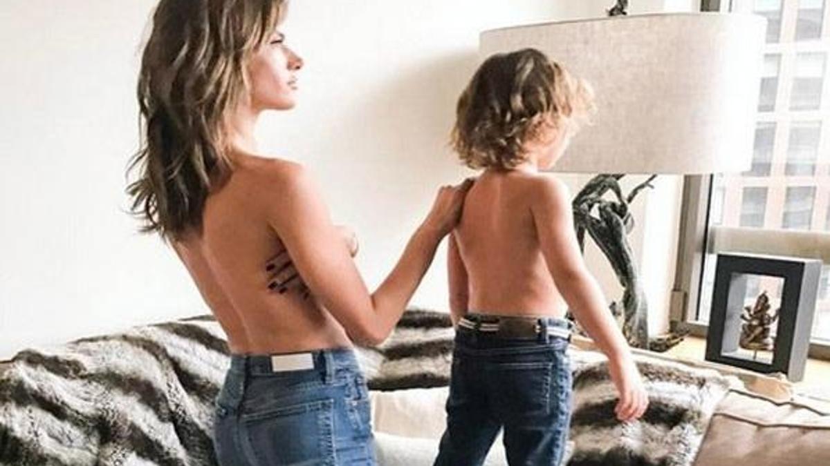 Alessandra Ambrosio üstsüz poz verdi