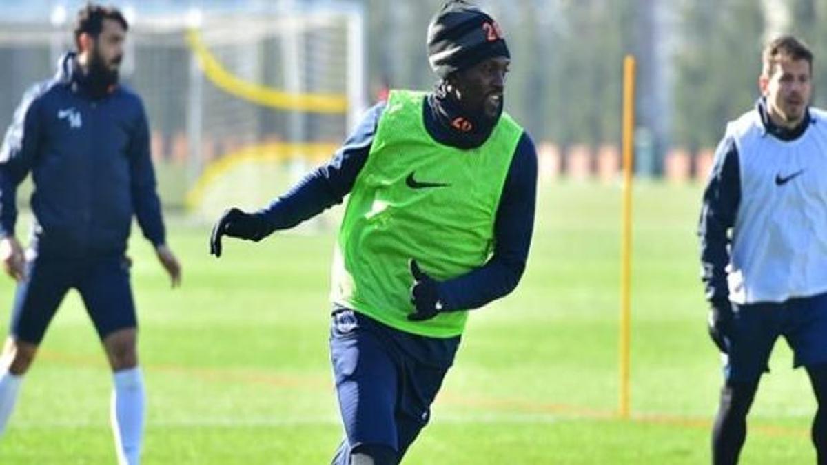 Adebayor kadroda olacak mı?