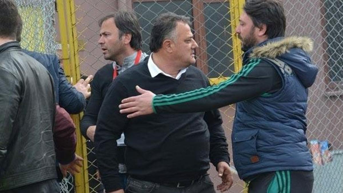 Sahaya inen başkan futbolcu dövdü