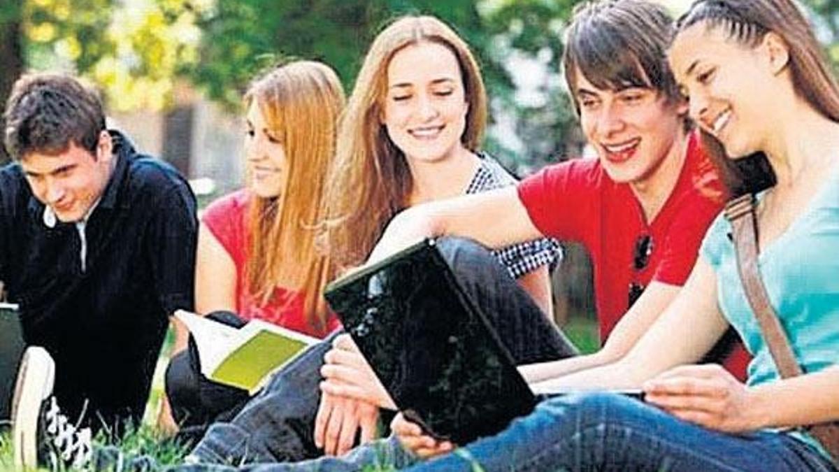 Üniversiteli erkekler bile kadına ‘kır dizini otur’ diyor!