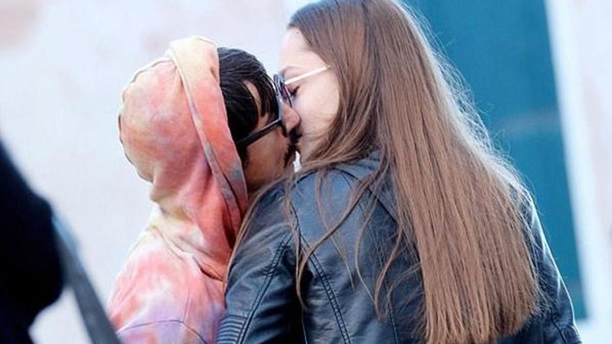 Anthony Kiedis ve sevgili öpüşürken yakalandı!