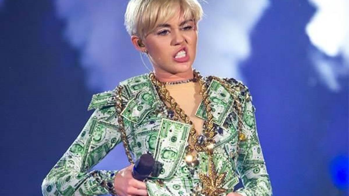 Miley Cyrus'a çıplak fotoğraf şoku!