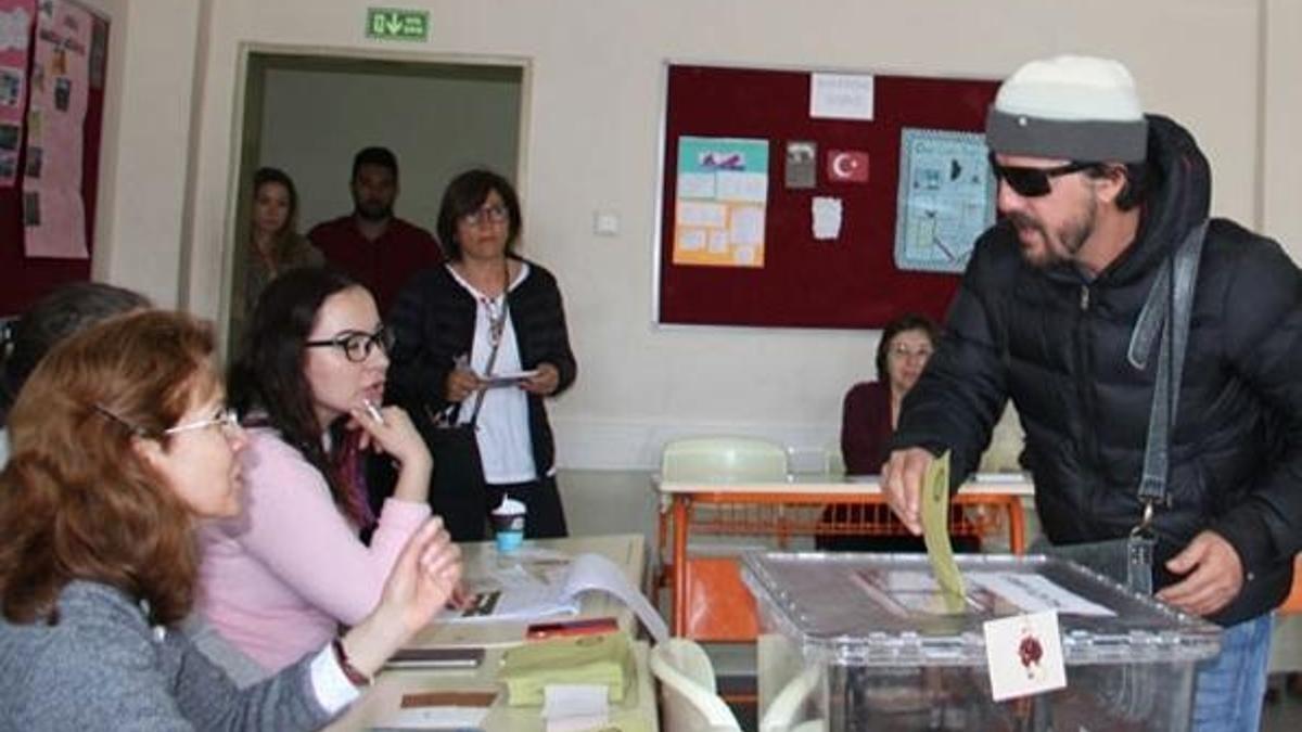 İlker Aksum, mührü oy kullandığı bölümde unuttu