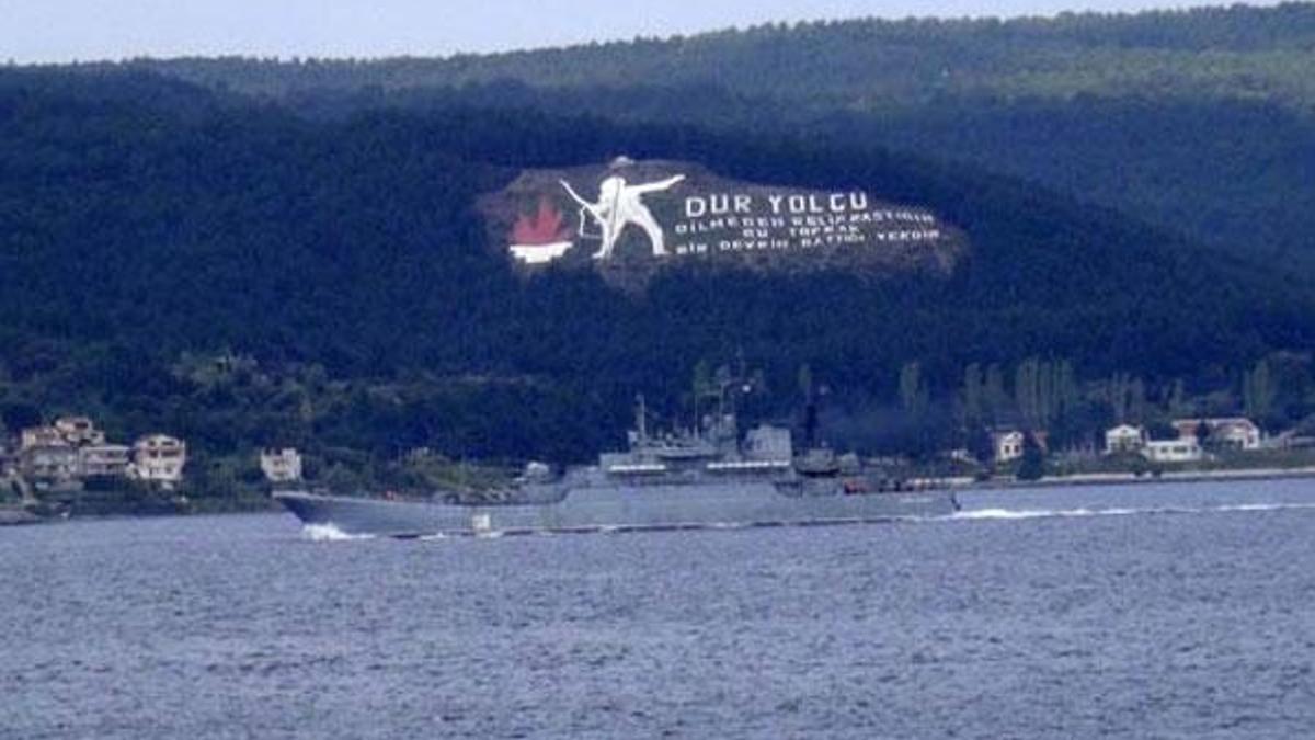 Rus savaş gemisi Çanakkale Boğazı'ndan geçti