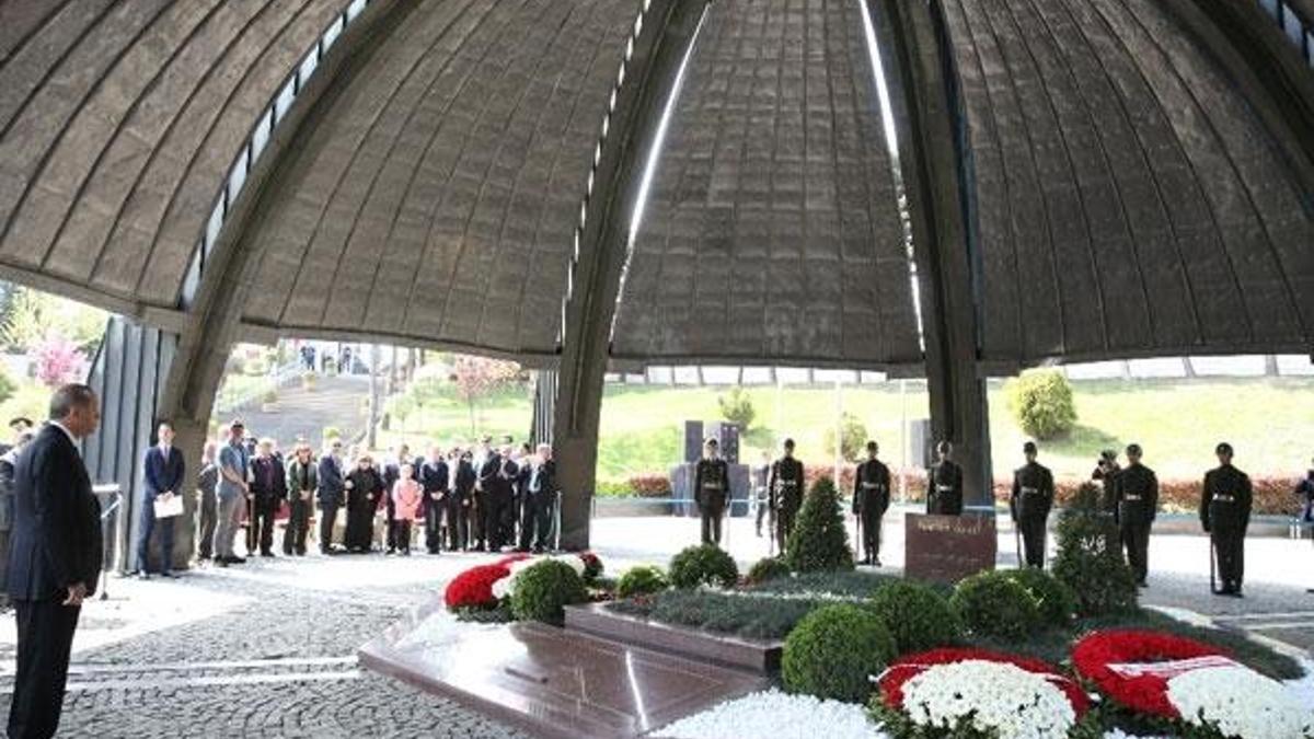 Cumhurbaşkanı Erdoğan Özal'ın kabrinde