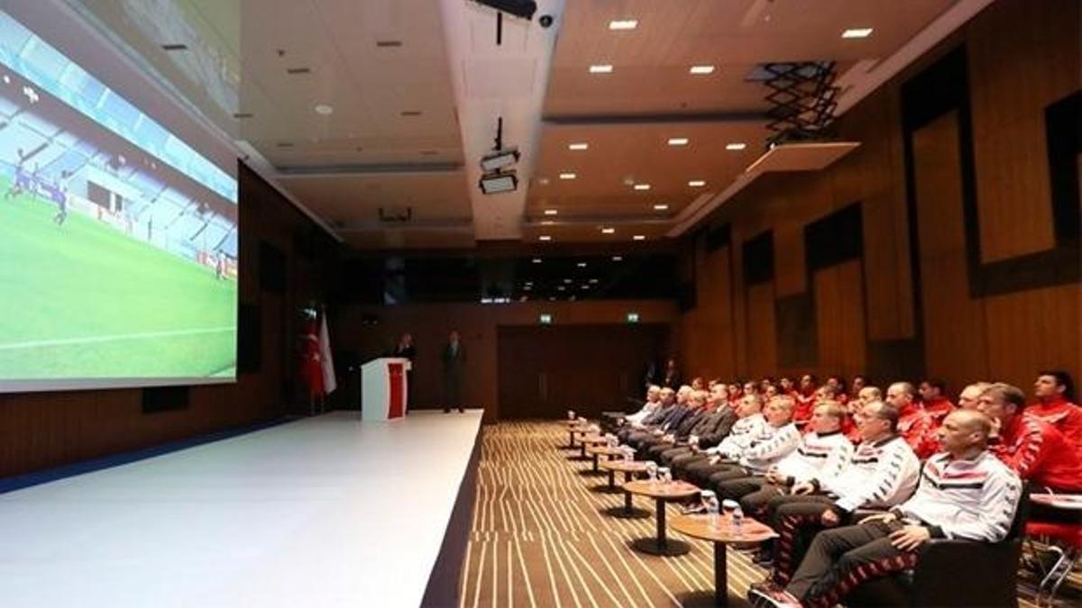IFAB Direktörü, hakemlere VAR'ı anlattı