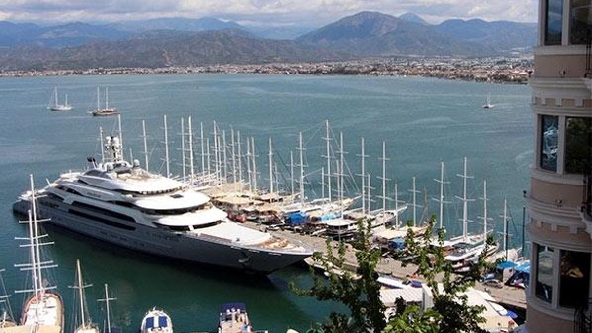 Rus demir kralının yüzen sarayı Fethiye'den 350 bin litre yakıt aldı
