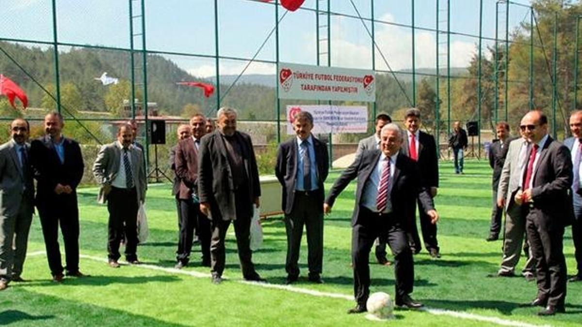 Hatay'da Suriyeliler için yapılan futbol sahası açıldı