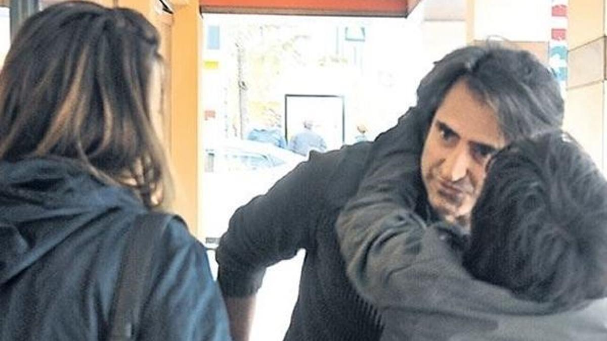 Birden Mahsun Kırmızıgül'ün üstüne atlayıp...