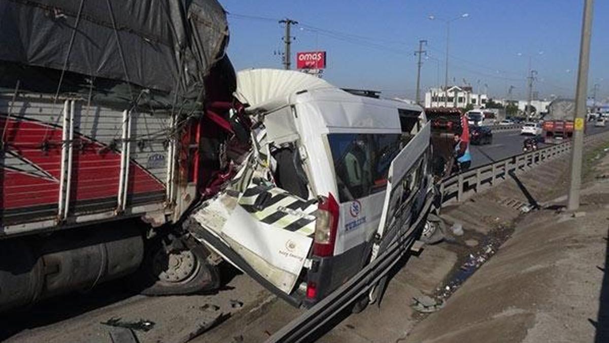 Kamyon, servis minibüsüne çarptı: 5 yaralı