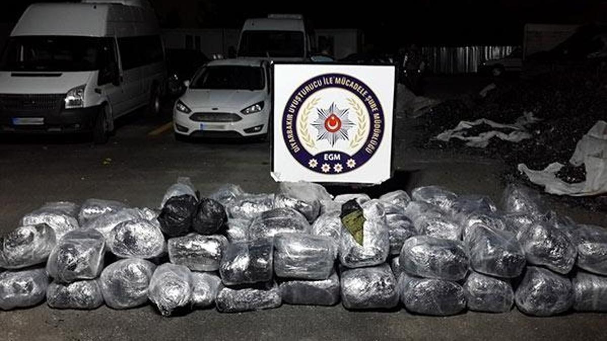Diyarbakır'da tonlarca esrar yakalandı