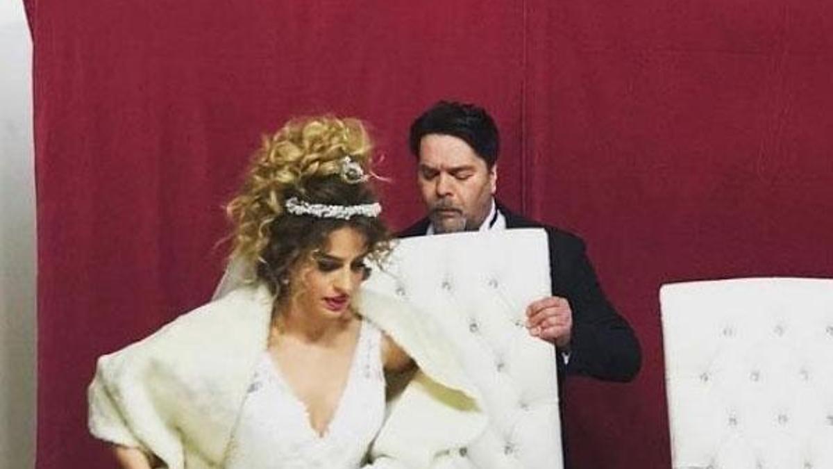 Beyaz'la Büşra Pekin nikah masasına oturdu