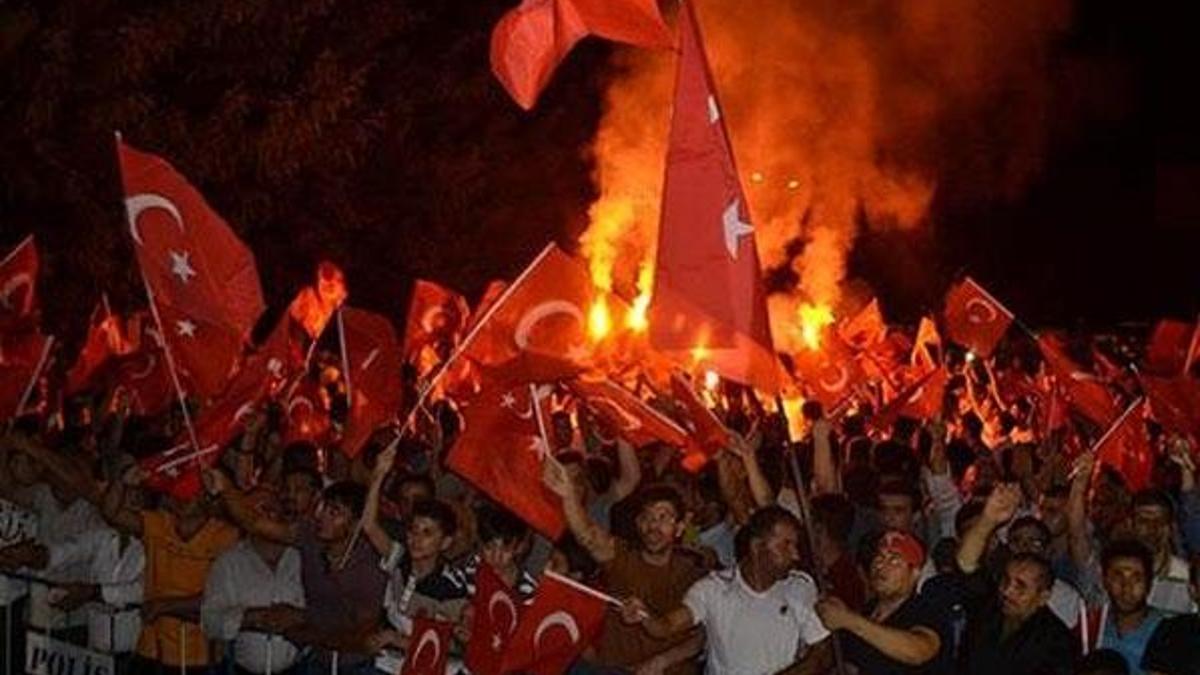 "Elinde Türk bayrağı olan yaşlı teyzeye ateş etti"