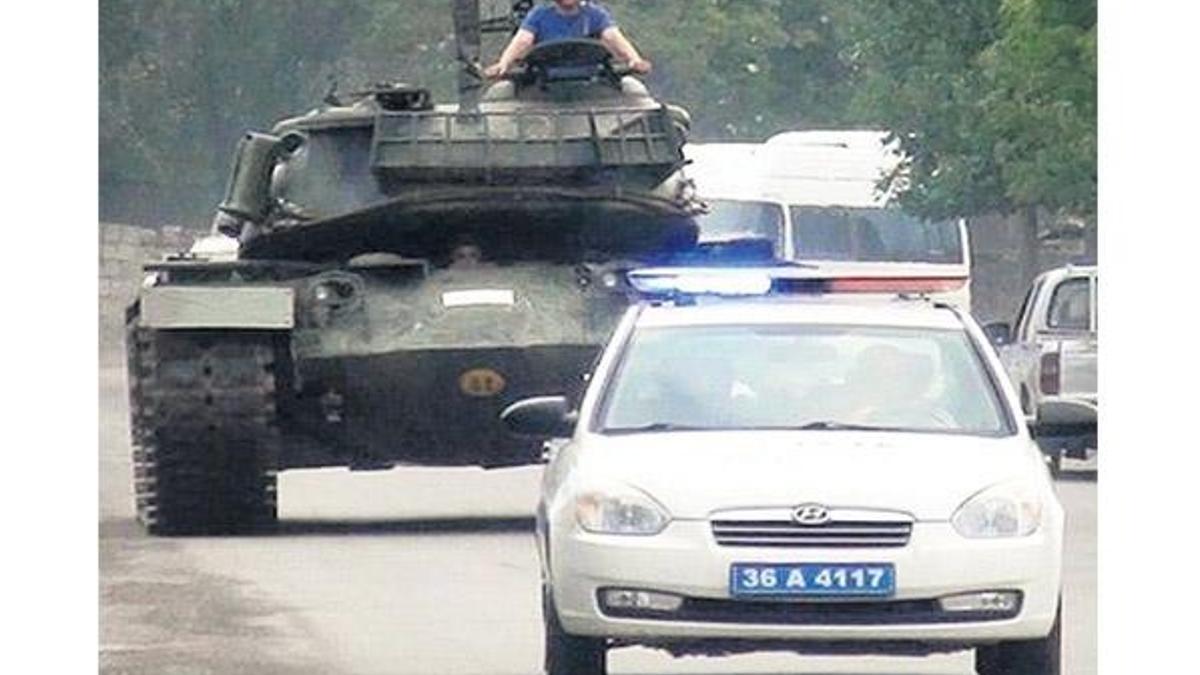 Darbeci komutan dönen tankları içeri almamış