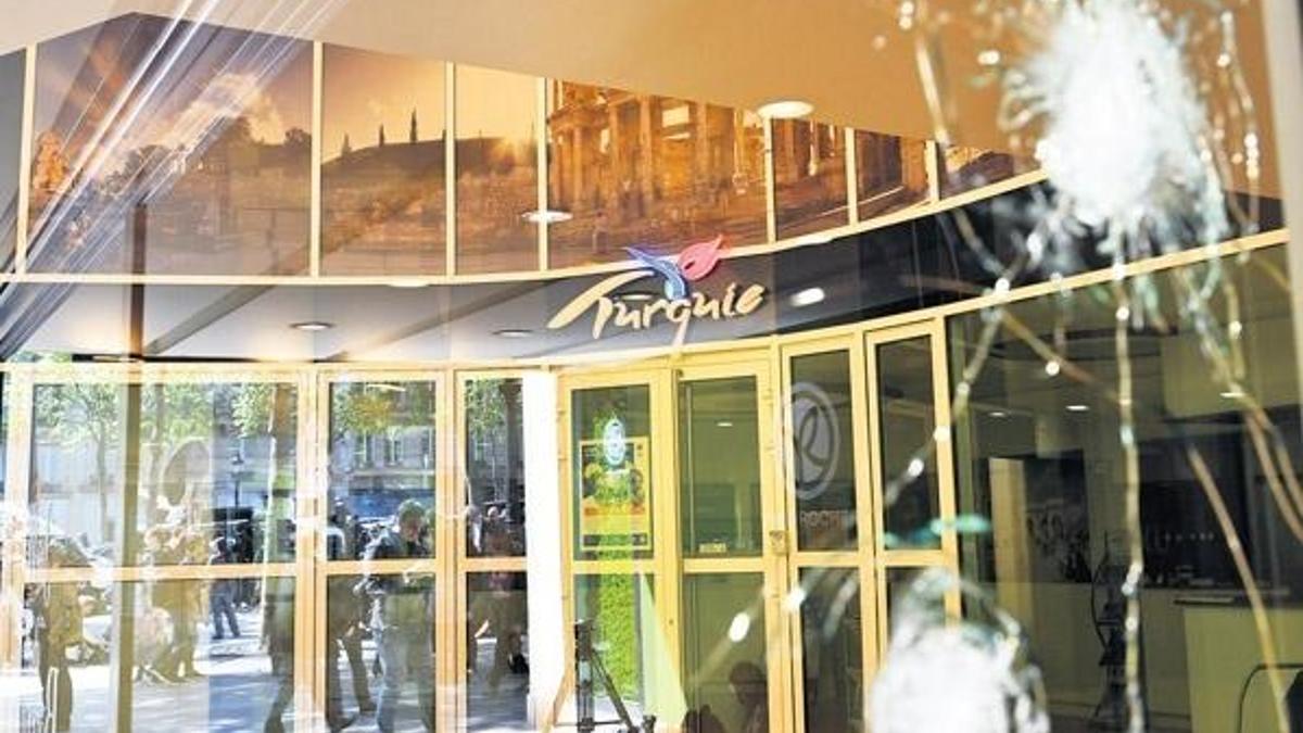 Saldırıya uğrayan polisler Türk ofisini koruyordu!