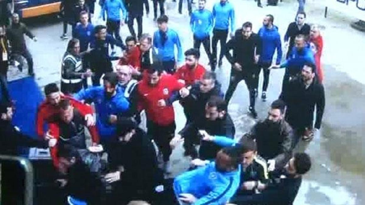 Başakşehirli futbolcular gazetecilere saldırdı