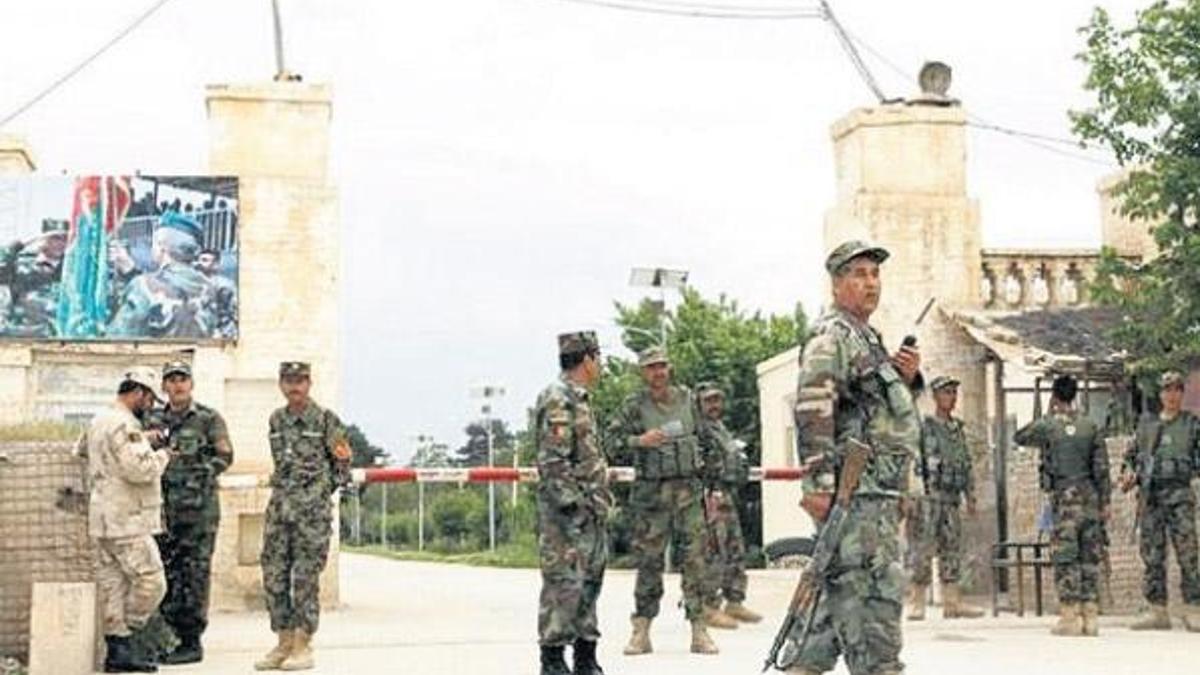 Taliban asker kılığında vurdu