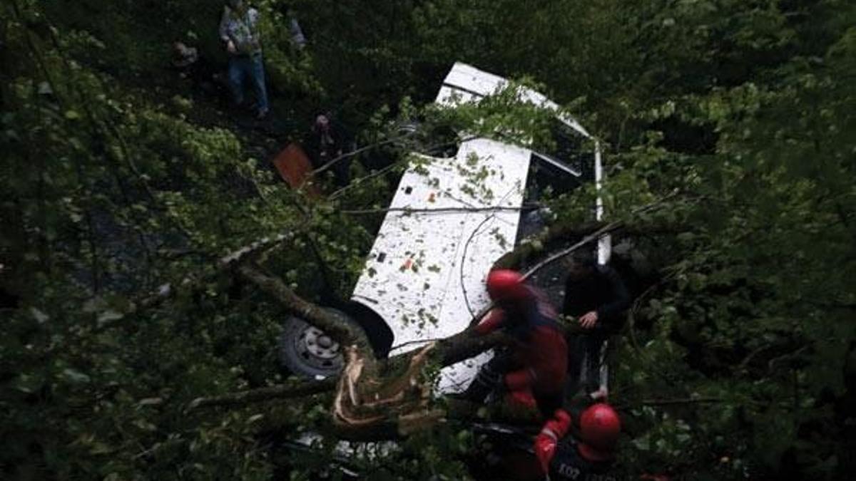 Zonguldak’ta yolcu minibüsü şarampole yuvarlandı