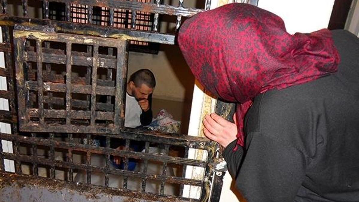Bir annenin dramı... Oğlu için evini cezaevine çevirdi