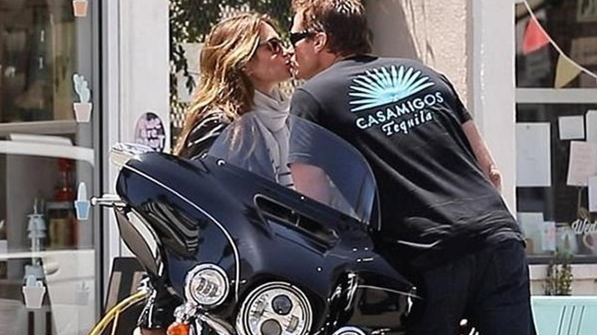 Cindy Crawford'ın motor üzerinde romantik anları!