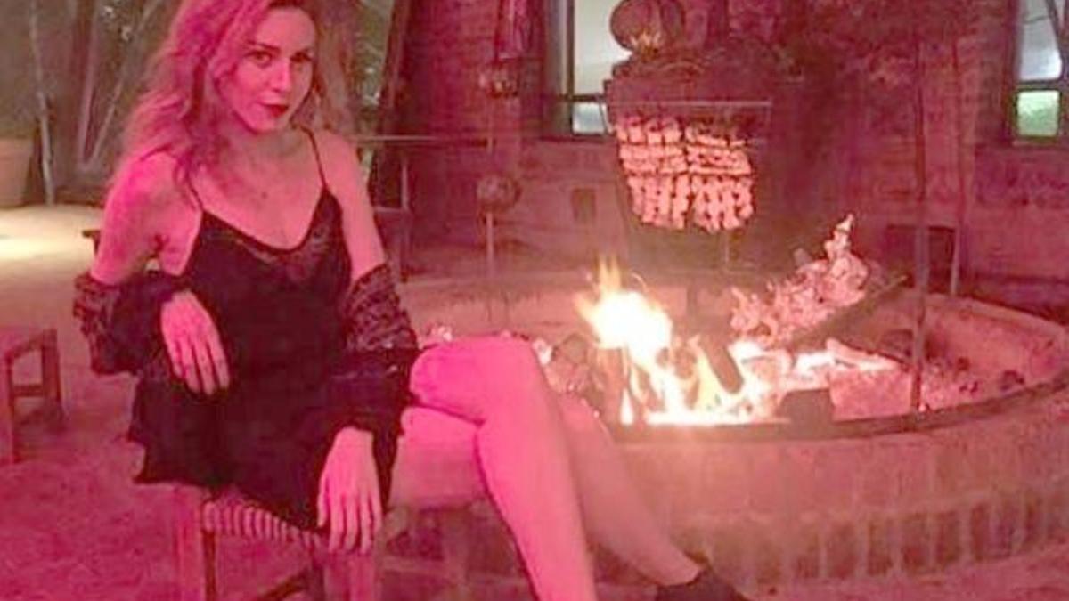 Sinem Kobal'ın 'gecelikli' pozu olay oldu!