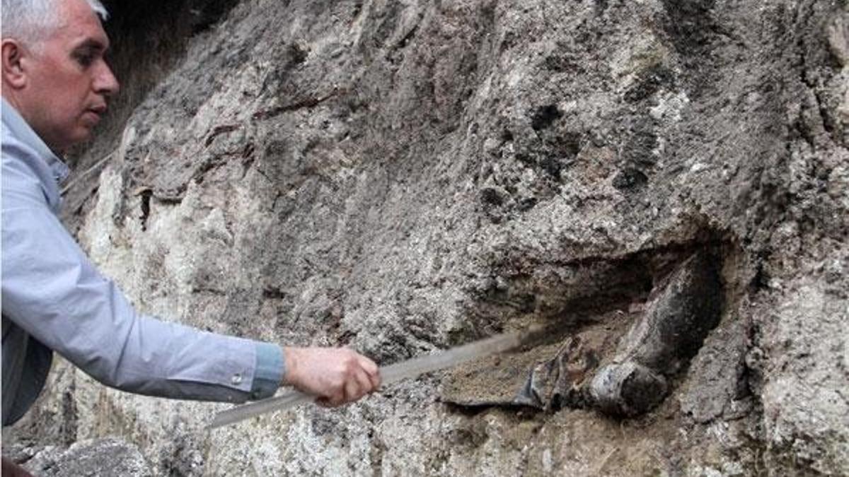 Üniformalı asker iskeletleri bulundu