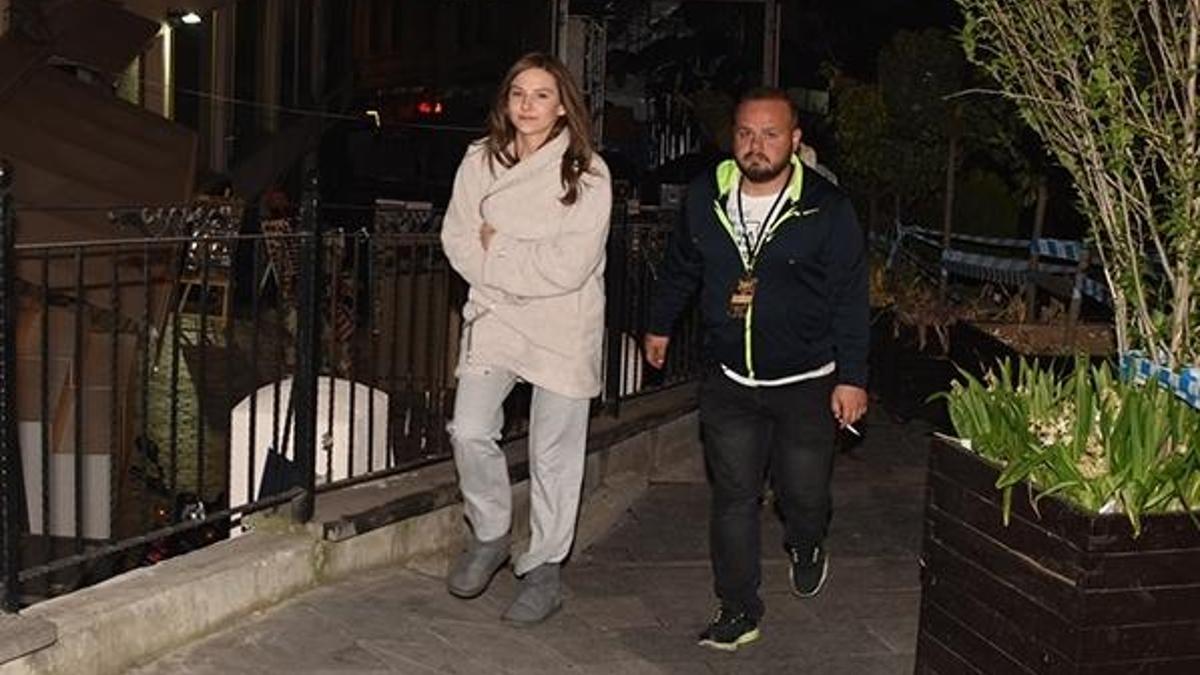 Pijamalarıyla sokakta