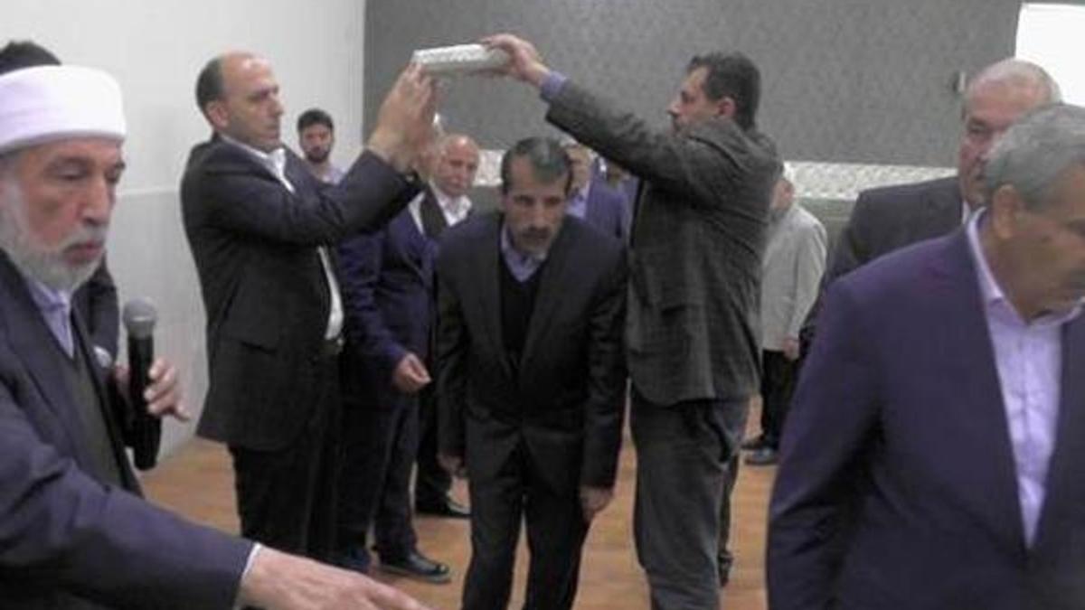 Olay Muş'ta yaşandı! Kur'an-ı Kerim'in altından geçtiler...