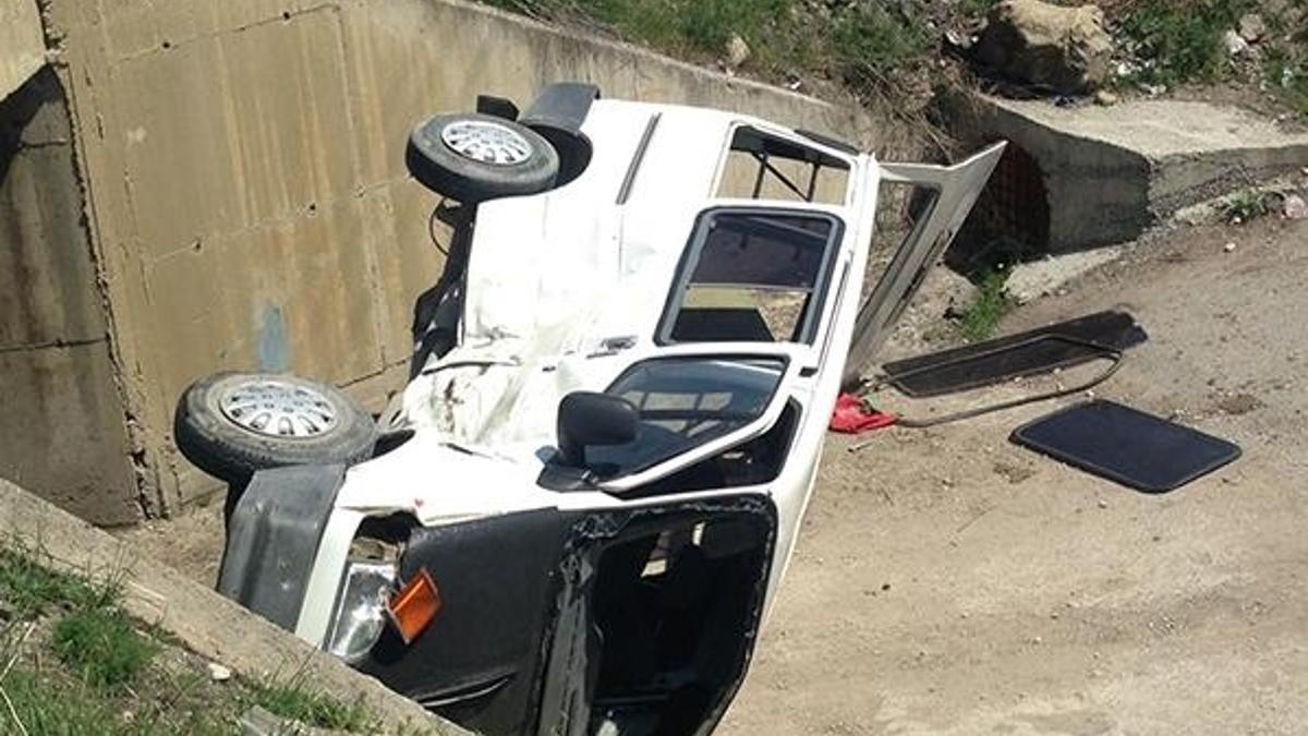 Otomobille panelvan minibüs çarpıştı: 6 yaralı