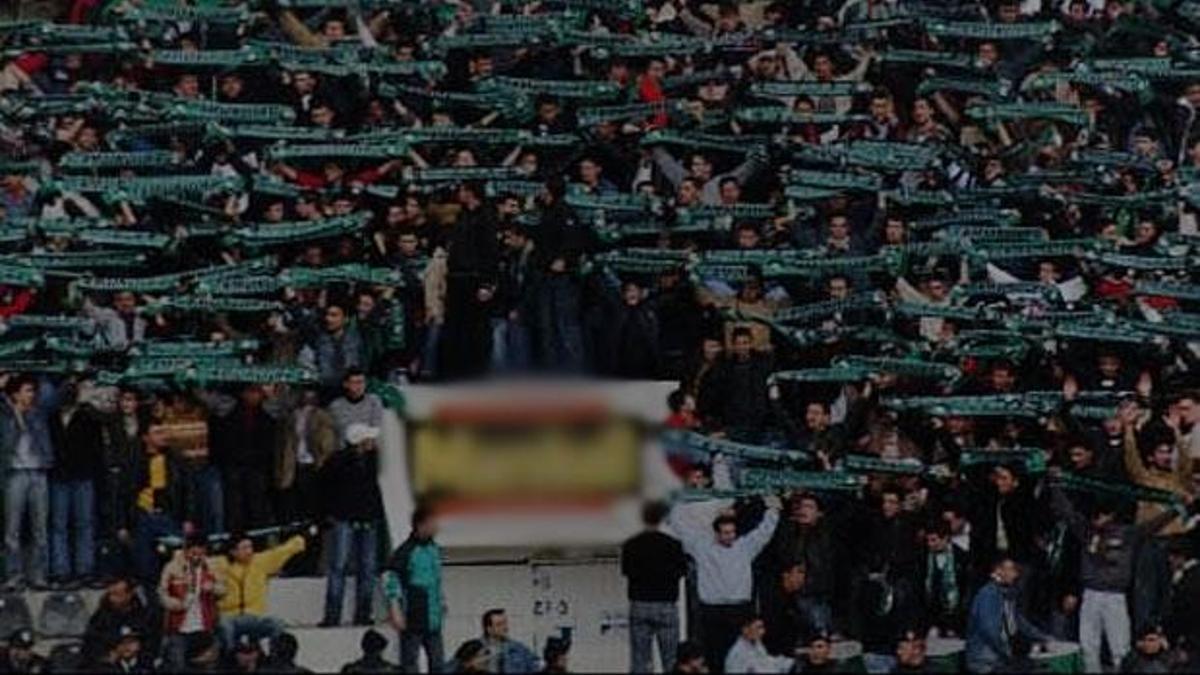 Skandal görüntü! Silahla stadyumda...
