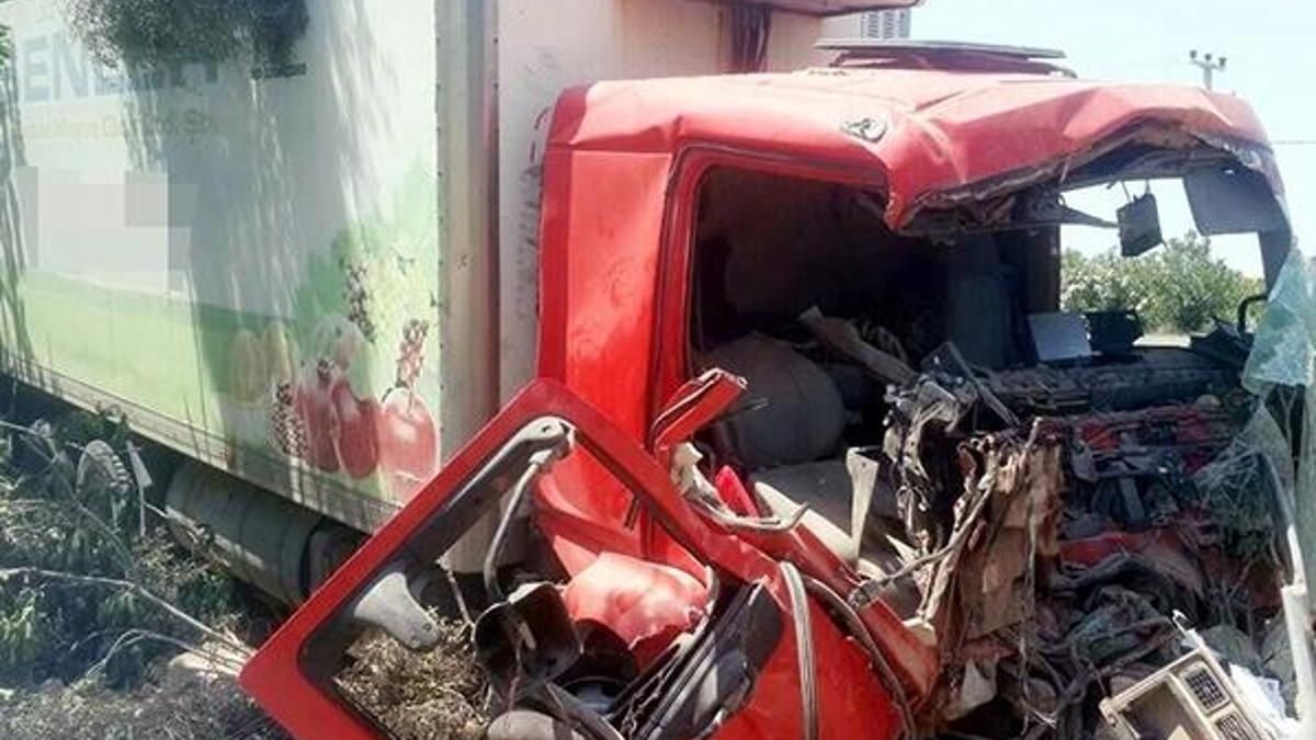 Kamyon binaya çarptı: 1 ölü, 1 yaralı