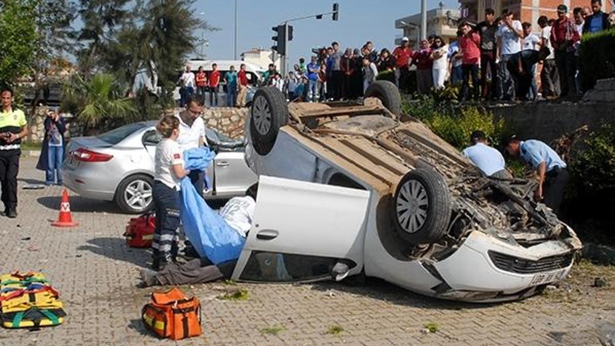 Tur minibüsüyle otomobil çarpıştı: 1 ölü, 4 yaralı