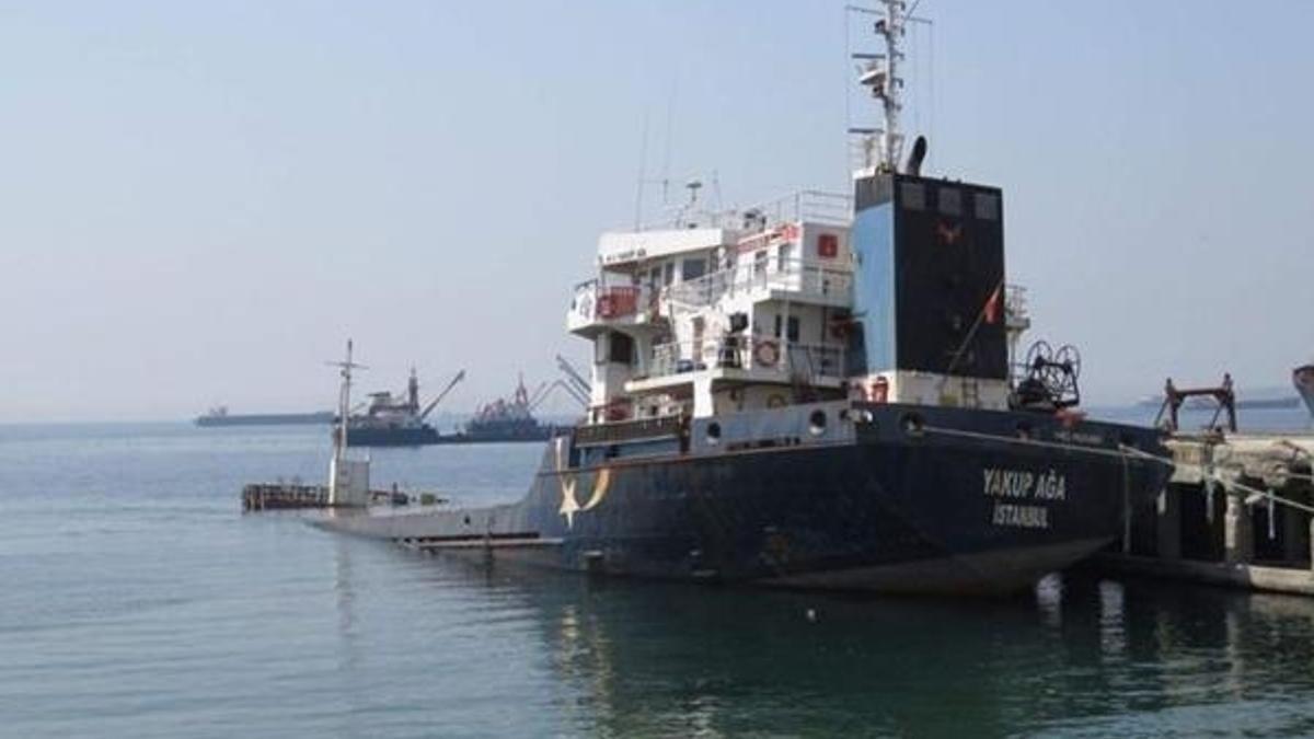 Kartal sahilinde demirli icralık gemi su alarak battı