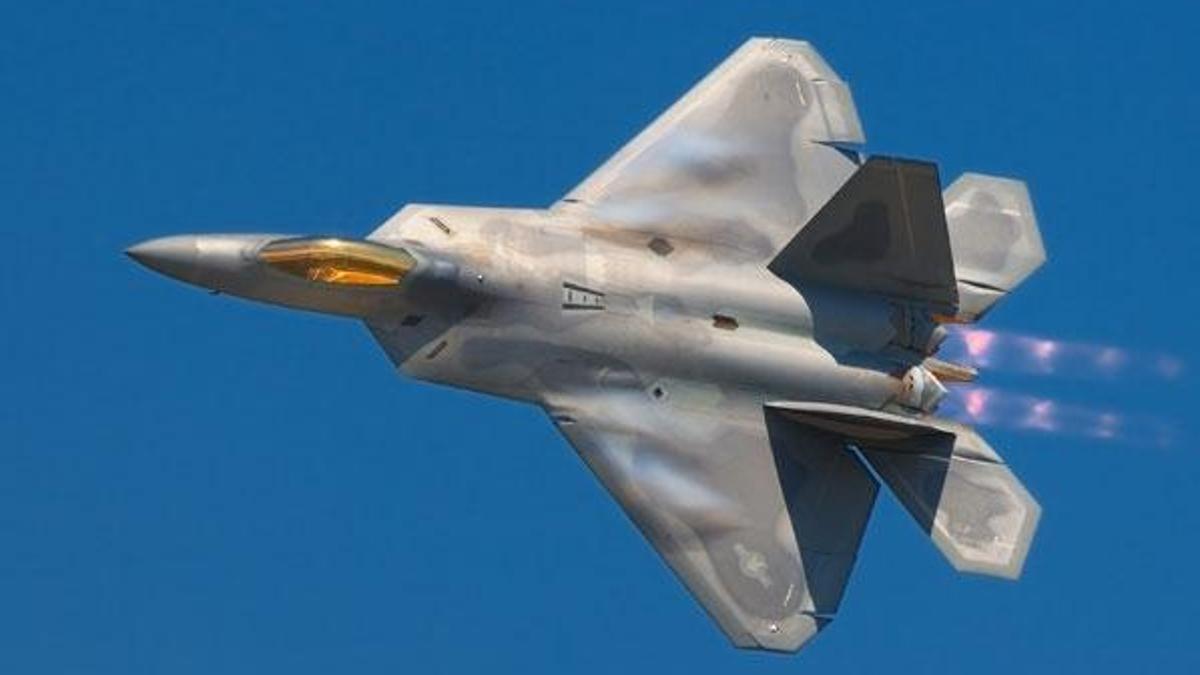 ABD savaş uçağından Rus bombardıman uçaklarına engelleme