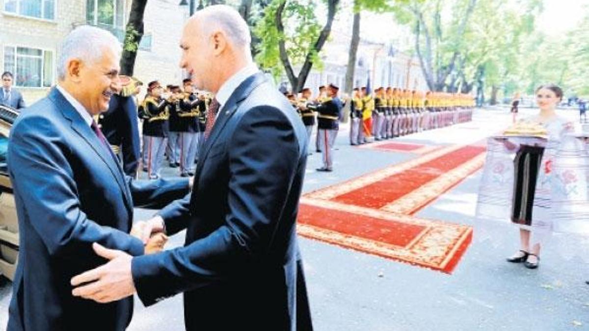 ‘Makam ikramı demokrasiye uymaz’