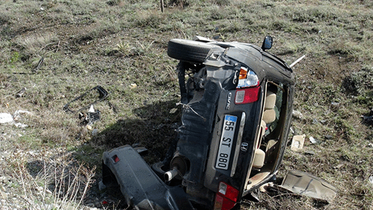 TIR ile otomobil çarpıştı: 2 ölü 3 yaralı