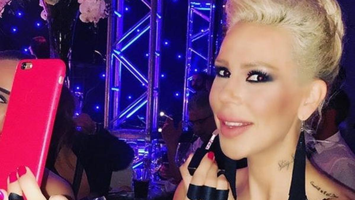 Hande Acar kocasını ele verdi!