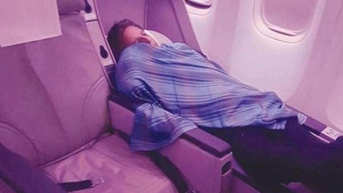 Pilot uyurken görüntülendi!