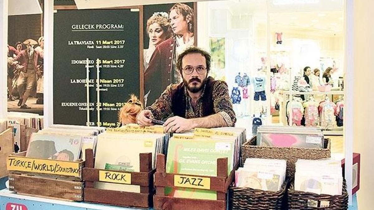 Plak dükkanı açtı