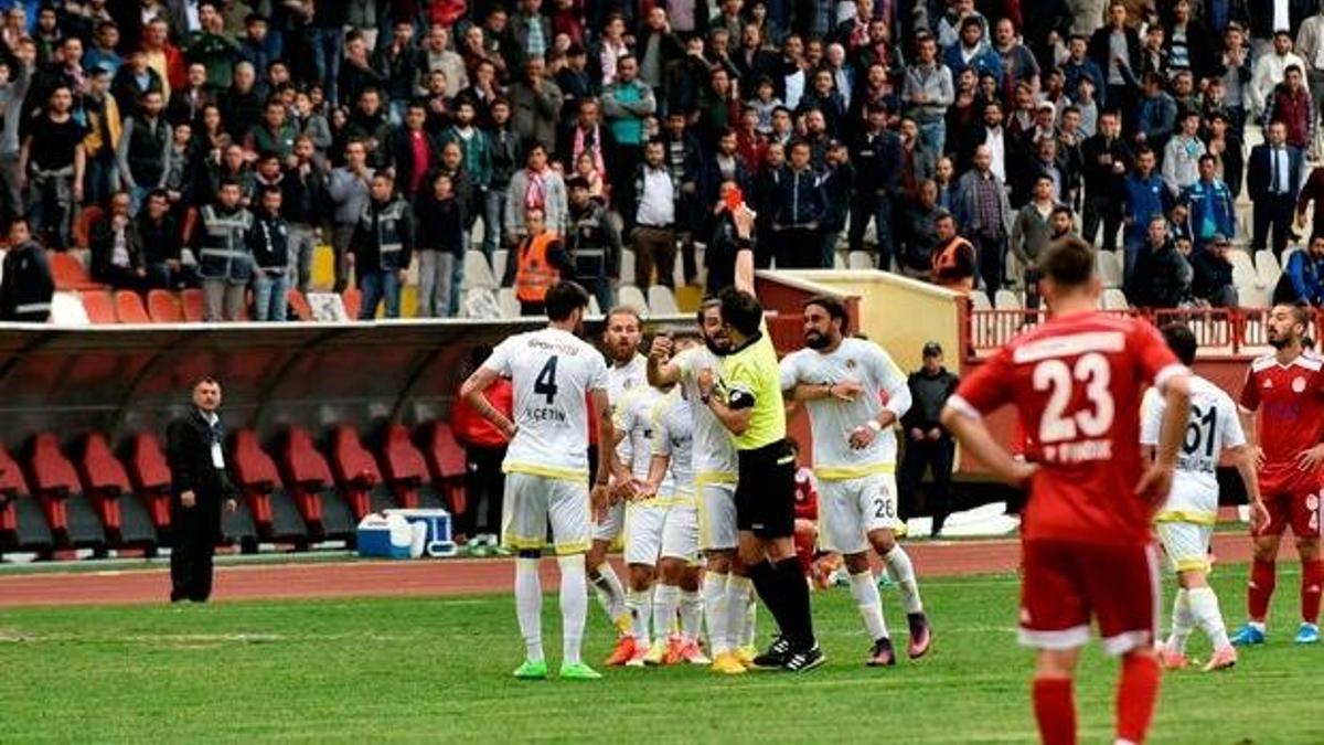 Futbolcuyu duşta unutup maça çıktılar!