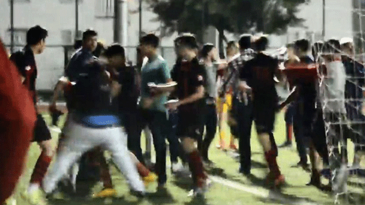 Maç bitti, saha karıştı
