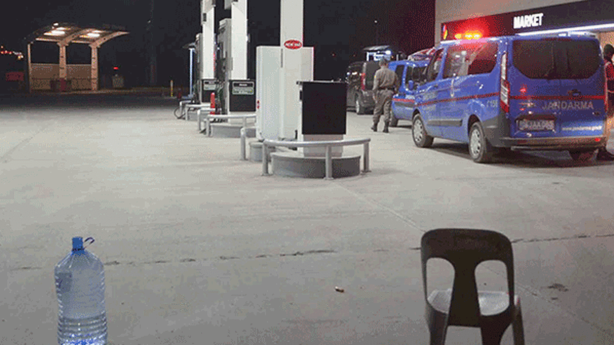 Silah zoruyla otomobil ittirip kaçtılar