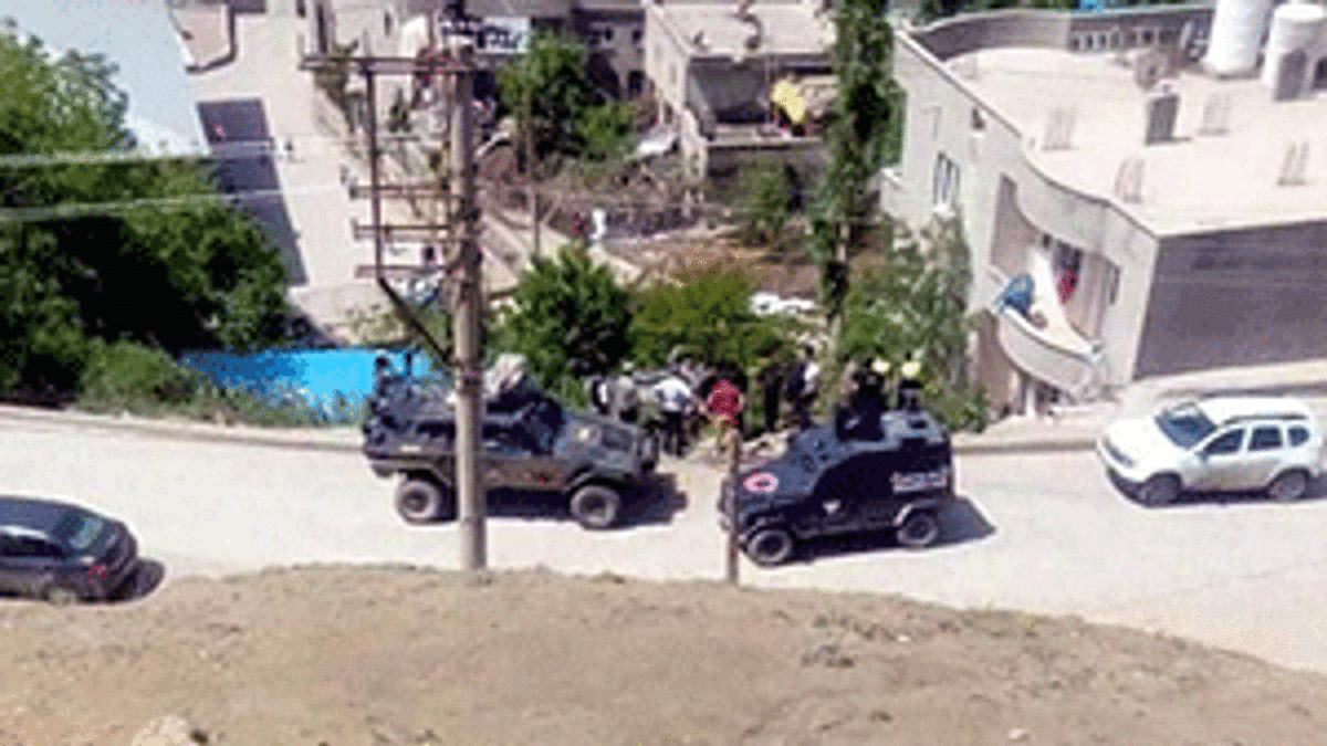 Şırnak'ta zırhlı polis aracı devrildi: 2 yaralı