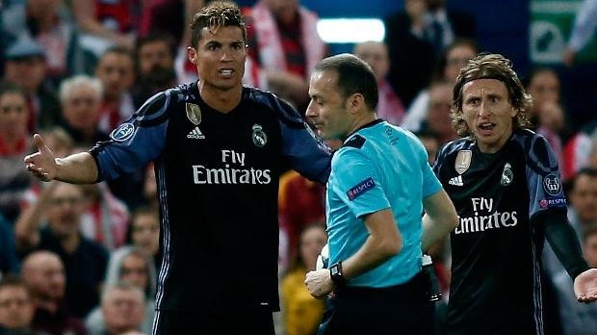 Avrupa o anı konuşuyor! Cüneyt Çakır ve Ronaldo...