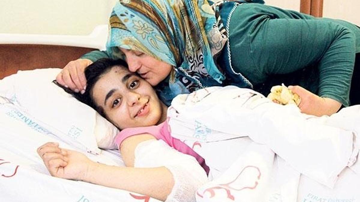 Anneler günü hediyesi ‘öldü’ diye getirilen kızı!