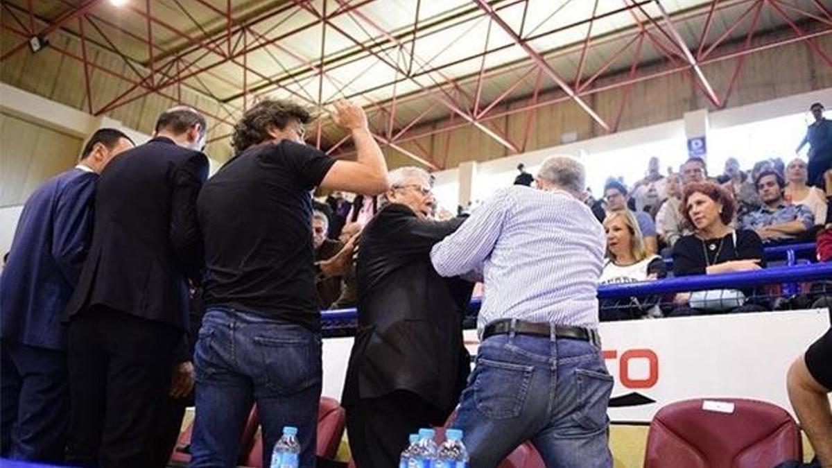 İki başkan karşılıklı tribünlerde