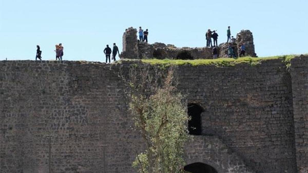 Diyarbakır surlarına ‘özçekim’ yasağı